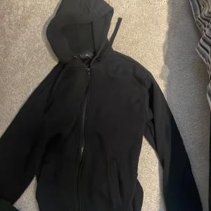 Svart Zip Hoodie - Svart zip hoodie från Hm Skick 6/10 Storlek S Mitt pris 50