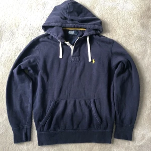 Ralph lauren hoodie - Riktigt snygg ralph lauren hoodie i ”9/10” skick, riktigt bra! Storlek L men passar också storlek Medium. Mörkblå färg med gul logga.
