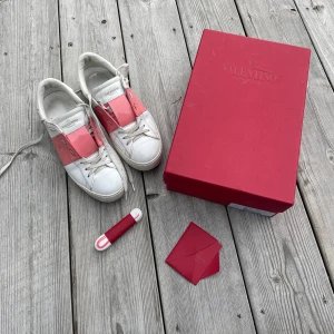 Valentino skor  - Säljer ett par rosa valentino skor med box och tillbehör!!! Skorna är för dam och passar dig som har runt 38. Skorna är i bra skick och säljs för 1899 kr, men priset går att diskutera. Bara att höra av er om ni undrar något!