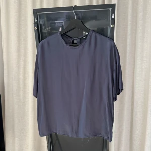 T-shirt - T-shirt från Zara, använd fåtal gånger! 