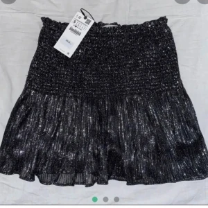 Glittrig zara kjol - Säljer min glittriga zara kjol💗Hör av er vid fler frågor💗