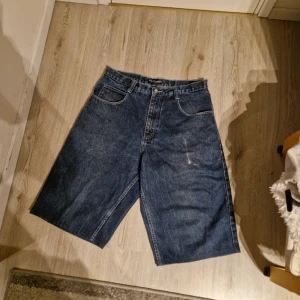 Southpole jorts size 34 - Condition=8/10 Very baggy, perfect for having swag in summer. If u have any questions dm me.