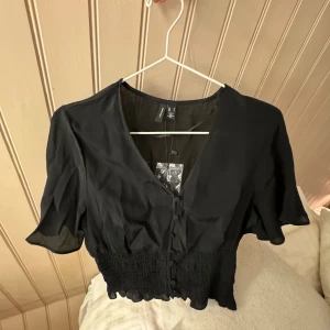 Gullig topp  - Gullig topp från Vero Moda i strl S, aldrig använd!!💕
