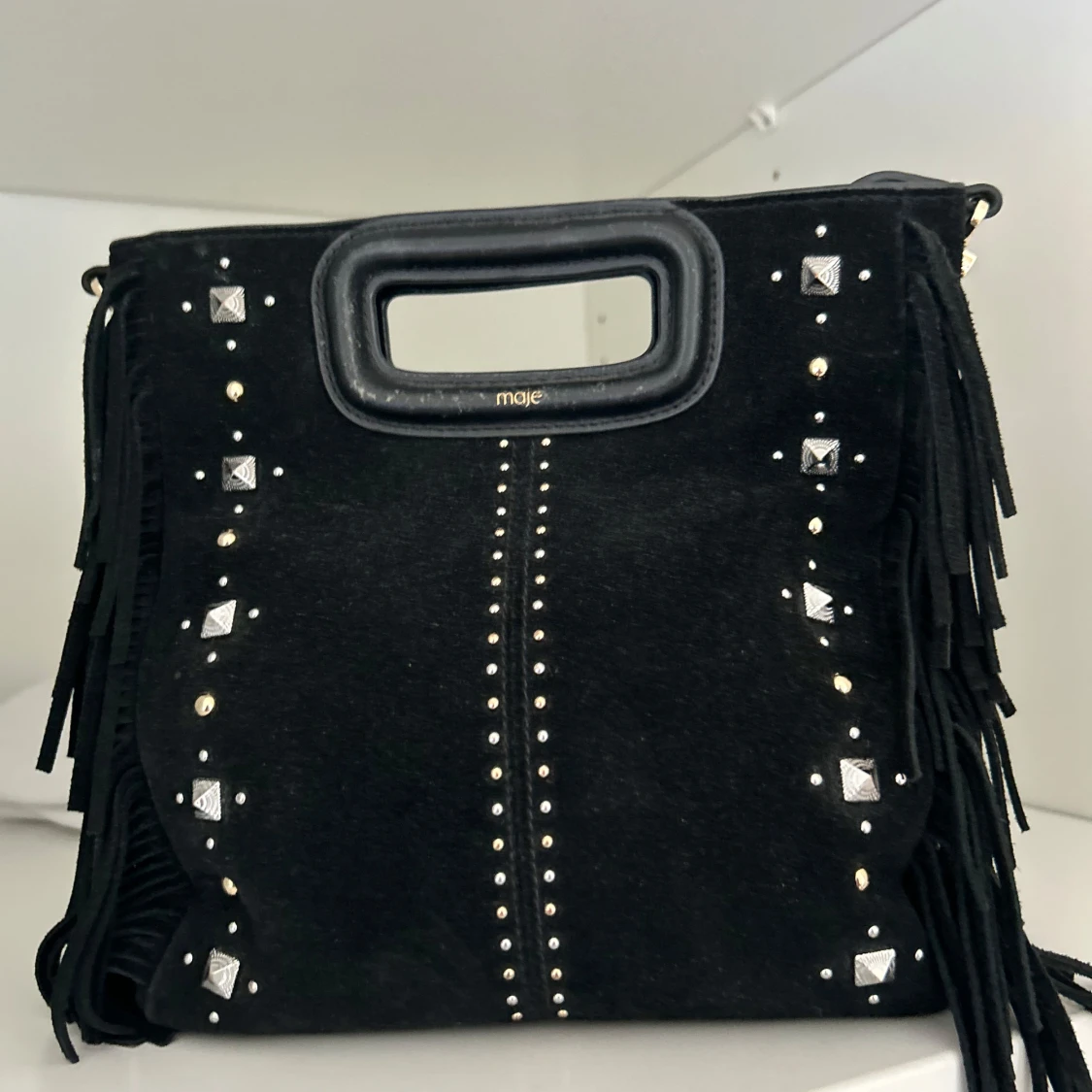 Säljer denna maje väskan med nitar, väskan är limeted edition så de gjordes inte lika många av den, ÄKTA