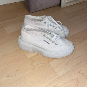 Superga sneakers - Superga sneakers, aldrig använda. Storlek 35 men passar som en 36 också.
