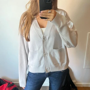 Kofta - Säljer denna jättefina grå koftan med fickor🥰