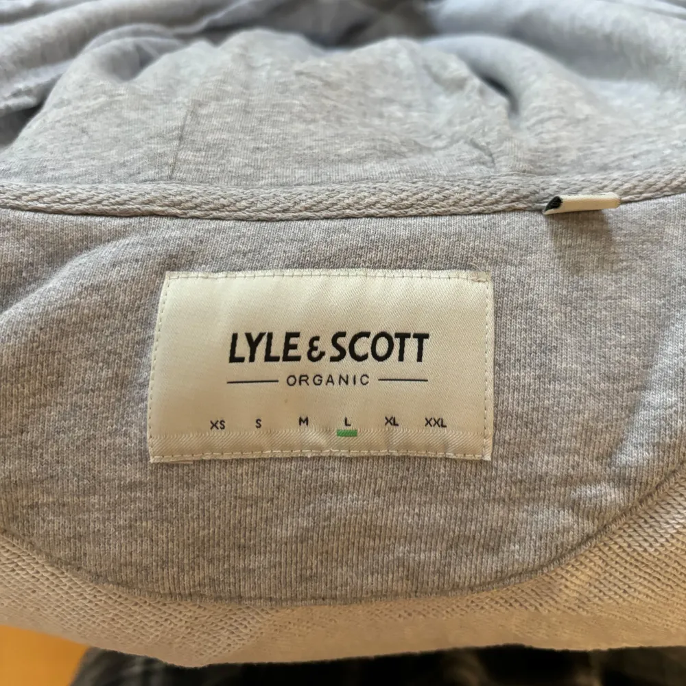 Grå ziphoodie från Lyle&Scott. Nyskick, endast använd några få gånger😇. Hoodies.