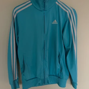 Adidas - Adidas tröja  Vet inte stl men sitter som S/M