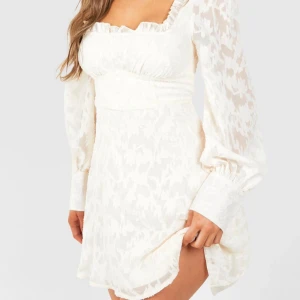 Sommarklänning  - Super söt klänning ifrån boohoo. Aldrig använt och prislappen finns kvar på. Säljer den pågrund av att den inte passa💕