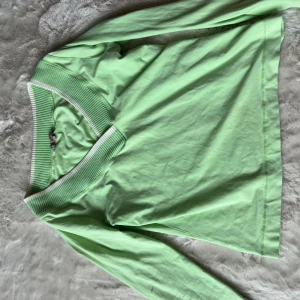 Grön tröja - Stl L sitter som S/M