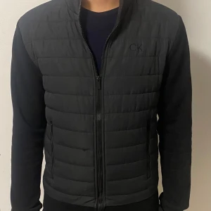 Calvin klein cardigan - Jackan är storlek S och modellen är 182, nypris 1300kr