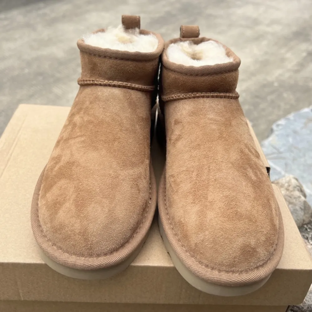 Säljer mina UGGs som är inyskick! Storlek 39 i färg chestnut, modell ultra mini. Pris kan diskuteras! . Skor.