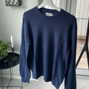 Stickad tröja - Stickad tröja från East West  Storlek L passar mig perfekt 183cm Marinblå 