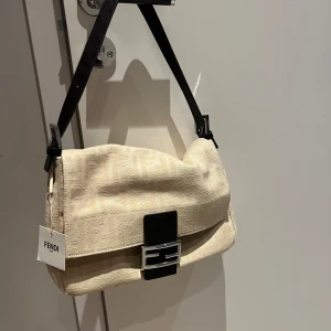 Fendi mamma baguette  - Vintage Fendi mamma baguette men som ny , inga tecken på användning. Lapp sitter kvar så är köpt vintage men ny 
