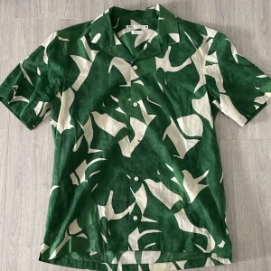 Skjorta  - Sjukt fet skjorta från zara !  Gjorde en chansning och köpte den sista (S) men den var för liten så Bara legat i garderoben.