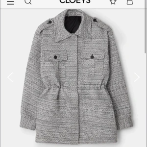 Slutsåld jacka cloeys - Jacka från Cloeys. Endast använd en gång, därav som nyskick. Köpt för 3500kr. Storlek M, men passar även S och L beroende på hur oversize man vill att den ska vara, då det finns en dragsko i midjan. Från Chloe Schutermans. Perfekt kappa höstjacka 