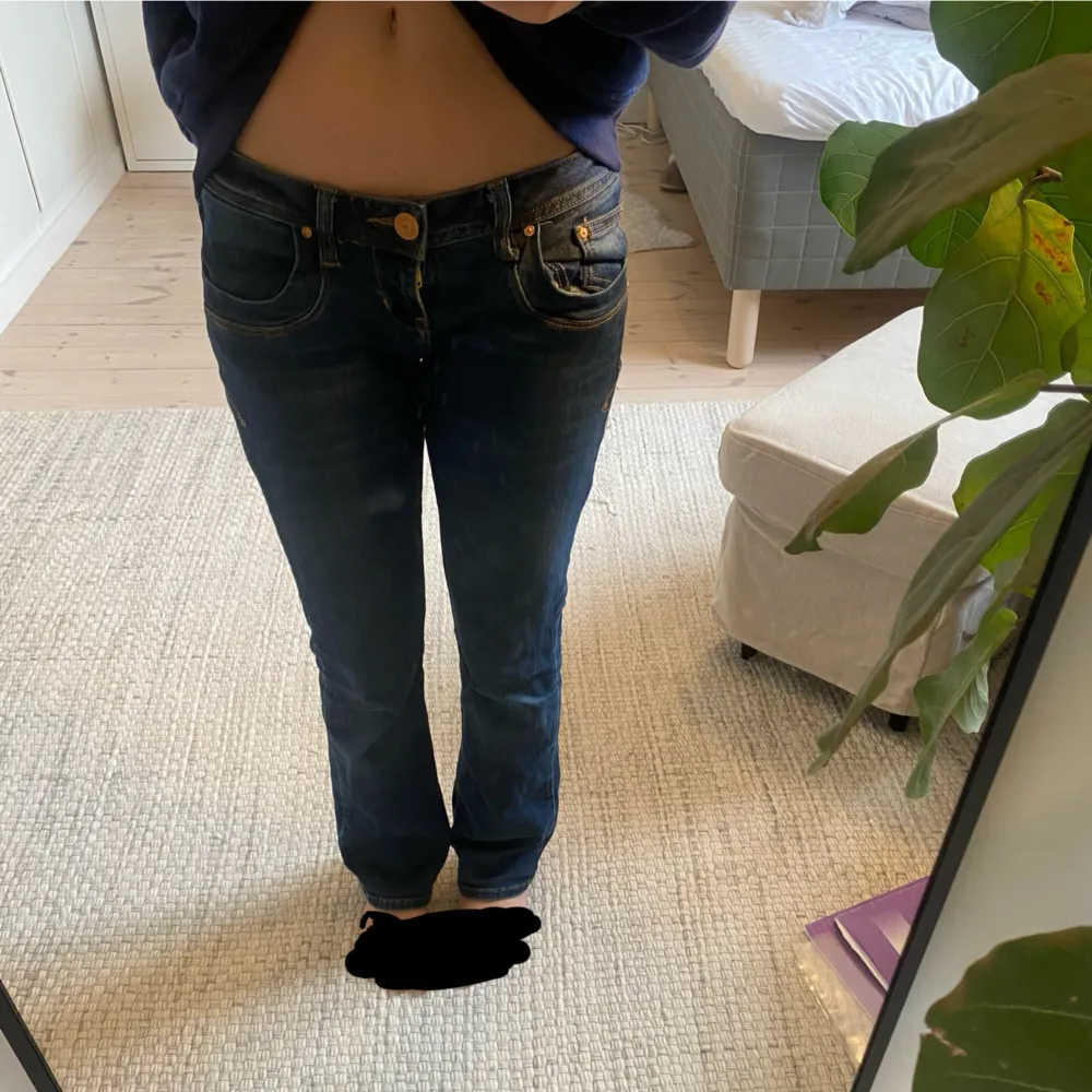 Säljer ett par jätte snygga blåa lågmidjade bootcut jeans från LTB. De är i storlek 26/30. Säljer för att de är för korta men skulle tro att det passar perfekt på nån som är runt 163. Pris kan diskuteras. Jeans & Byxor.