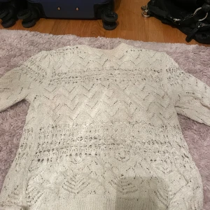 Kort armad tröja  - Jätte fin tröja från zara i storlek s. Fint skick och passar bra med ett vitt linne under! 