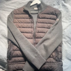 Grå Cardigan Moncler  - Grå Cardigan från Moncler som har riktigt bra skick, använt ett fåtal gånger, säljer då den inte passar mig, hör av dig om du är intresserad eller har frågor.  
