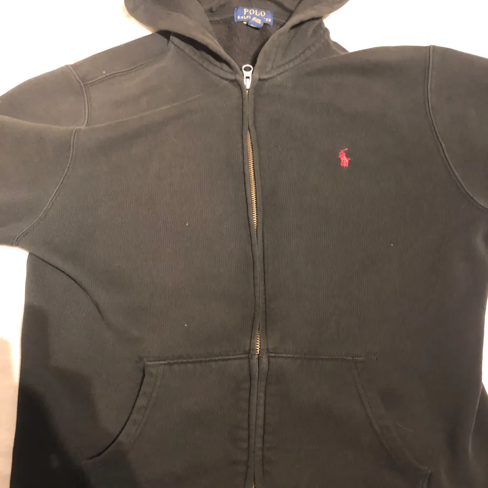 Säljer denna Ralph lauren zip eftersom att jag inte använder den så mycket längre. Nypris 2000kr. Bra skick!. Hoodies.