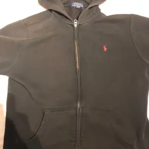 Säljer denna Ralph lauren zip eftersom att jag inte använder den så mycket längre. Nypris 2000kr. Bra skick!