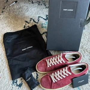Yves saint laurrnt sneakers - Storlek: 42 Skick 6/10 En defekt på vänstra skon Kommer me allt og 