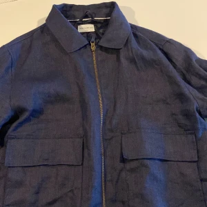 Linnejacka - Säljer nu min linnejacka från These glory days. Jackan är helt oanvänd och säljer den pågrund av att den är för liten för mig. Jackan är i storlek large. Bara höra av dig om du har frågor, öppen för prisförslag. Jackan är köpt för 1999 kr.