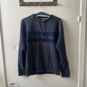 Calvin Klein Sweatshirt  - Tjena säljer denna Calvin Klein Sweatshirten i storlek S kan även passa M :) Lite solbränd därav priset  Hör av er vid funderingar 🙌