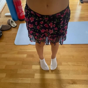 Blommig kjol - Säljer denna jättesöta kjolen som jag tyvärr inte vet vart den är ifrån eller vilken storlek den är . Kjolen var tidigare en klänning men jag har klippt av överdelen då den inte var så fin. Kjolen passar mig som är 170 lång💓