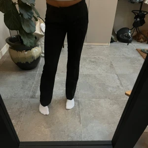 Bikbok low waist kostymbyxor - Säljer dessa supersnygga kostymbyxor från Bikbok som är både low waist och bootcut, dem är använda få antal gånger då dem tyvärr har blivit för små💞