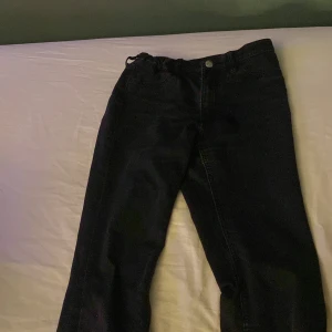 Svarta low waist bootcut jeans i storlek 152 - Jättefina svarta low waist bootcut jeans i storlek 152. Köpta ifrån H&M och jag säljer pga för små❤️