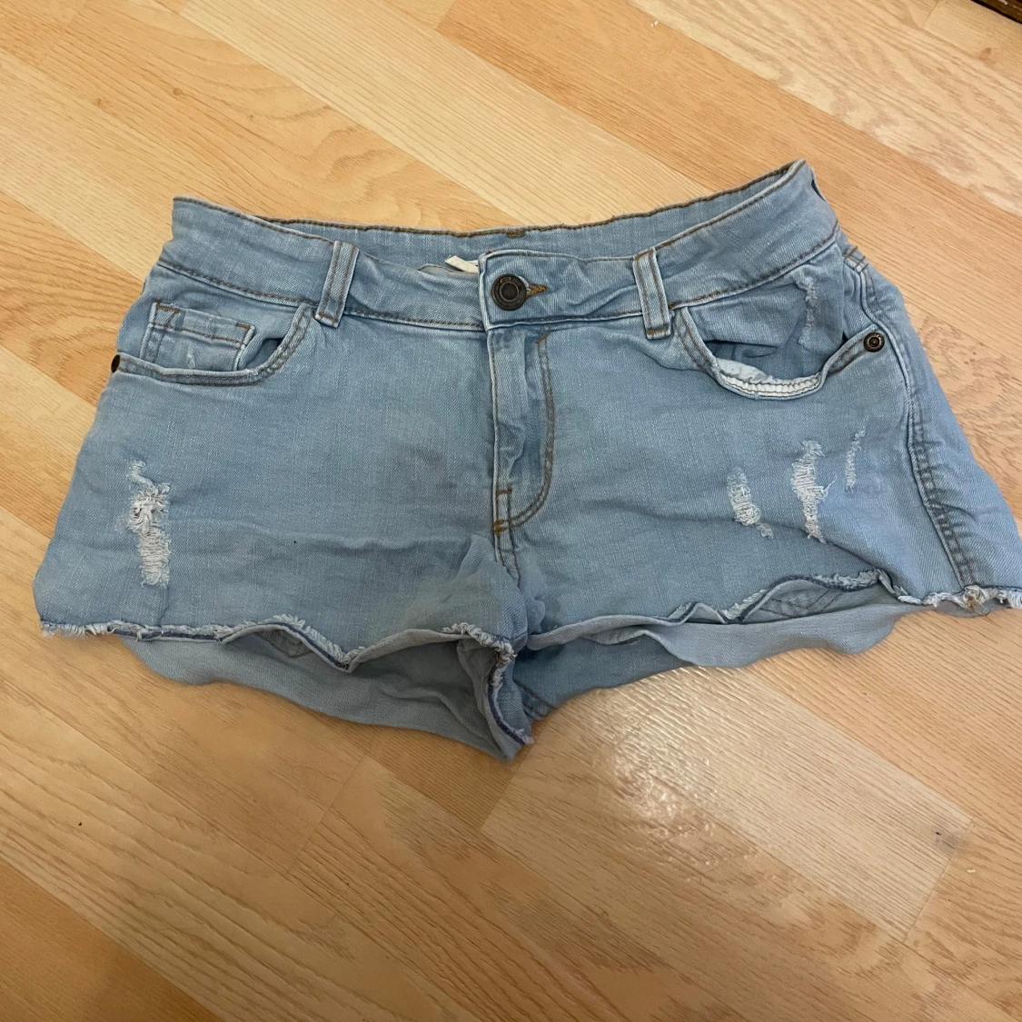 Blå denim shorts