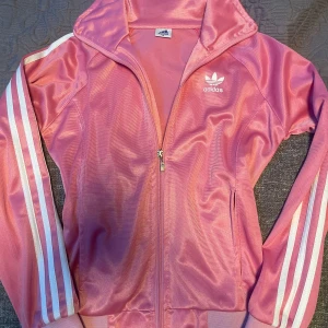 rosa adidas tröja - en söt rosa adidaströja som är köpt secondhand men som inte kommer till användning. står storlek m men tycker den sitter mer som en s. kontakta mig för bilder på och köparen står för frakten 💕💕💕