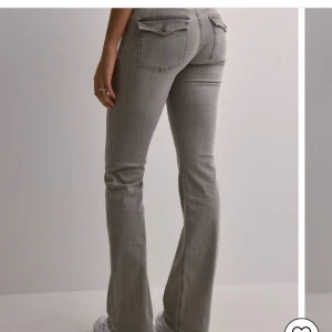 Nelly Lågmidjade jeans  - Slutsålda jeans från Nelly, använda Max 5 gånger så inprencip nyskick❣️stl 38, passar mellan 36-38. Jag är 168 o de är perfekta i längden. 400kr +frakt 