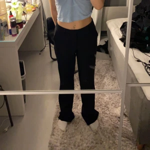 Kostymbyxor  - Säljer ett till par kostymbyxor från bikbok fast i mid waist. Modellen Vilma i storlek 36. 