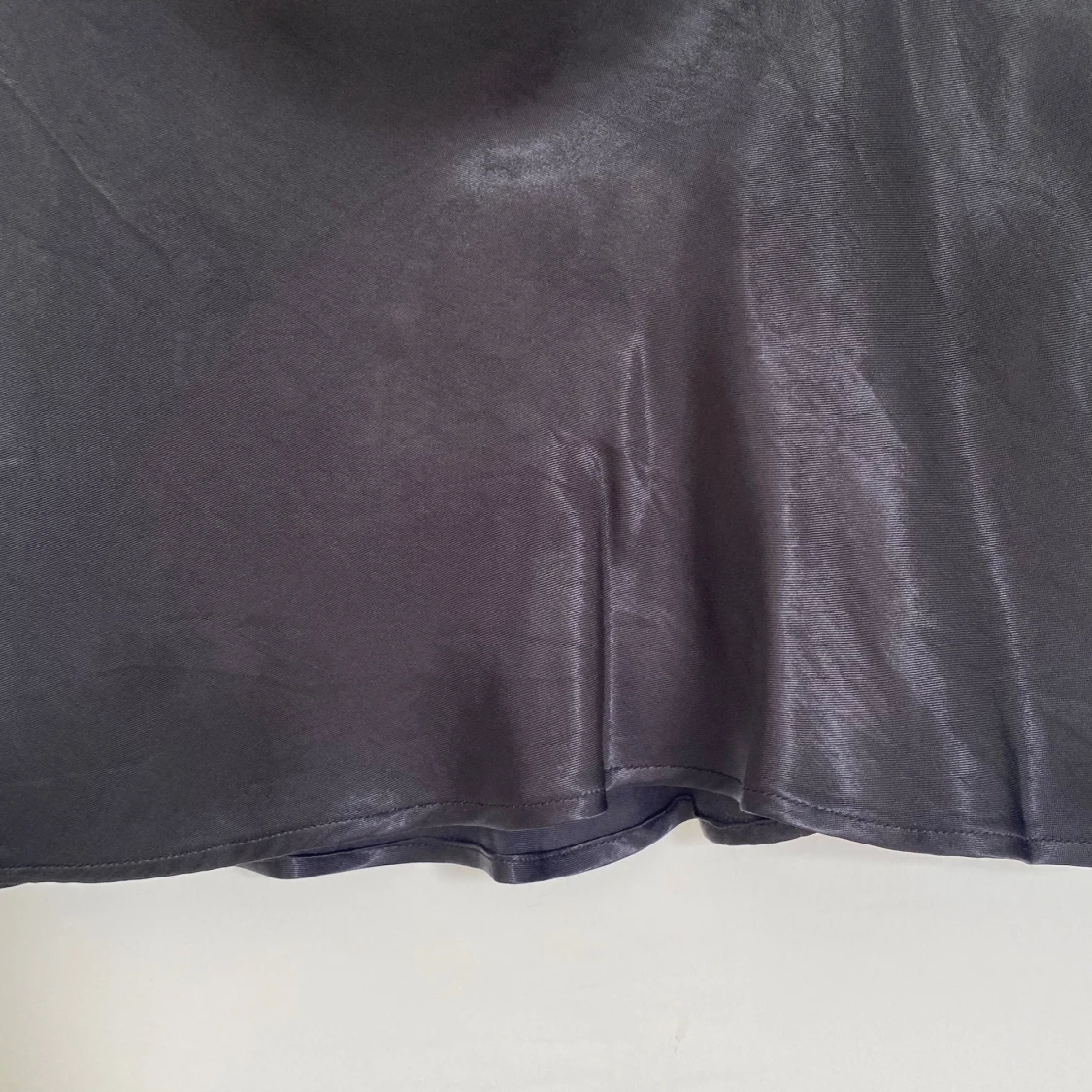 Svart satin kjol från H&M!🫶🏻✨ - 91