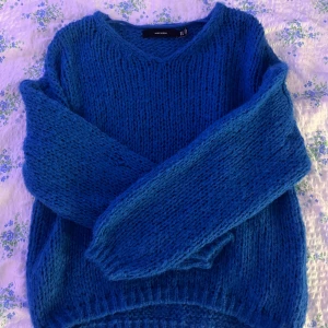 Blå stickad tröja från Vero Moda - Säljer en supermysig blå stickad tröja från Vero Moda. Den har en v-ringad hals och långa ärmar, perfekt för kyliga dagar. Tröjan är i storlek XS (oversized) och passar perfekt för höst och vinter😍💙