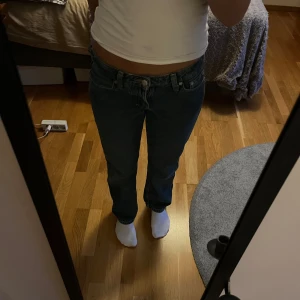 Mörkblå jeans - Säljer ett par mörkblå lågmidjade jeans från weekday i jättebra skick, säljer då de inte längre kommer till användning!