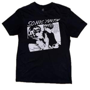 Mycket cool svart t-shirt från bandet Sonic Youth. I mycket fint skick, knappt använd. Bredd: 49 cm. Längd: 72 cm. Ställ gärna frågor. Priset kan diskuteras.