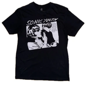 Cool Y2k Emo Goth Sonic Youth Band Tshirt - Mycket cool svart t-shirt från bandet Sonic Youth. I mycket fint skick, knappt använd. Bredd: 49 cm. Längd: 72 cm. Ställ gärna frågor. Priset kan diskuteras.