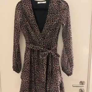 Leopard klänning - Väldigt fin klänning i leopardmönster från Na-kd.  Helt oanvänd och säljs då den är för liten för mig.  Klänningen är i storlek 34!💕