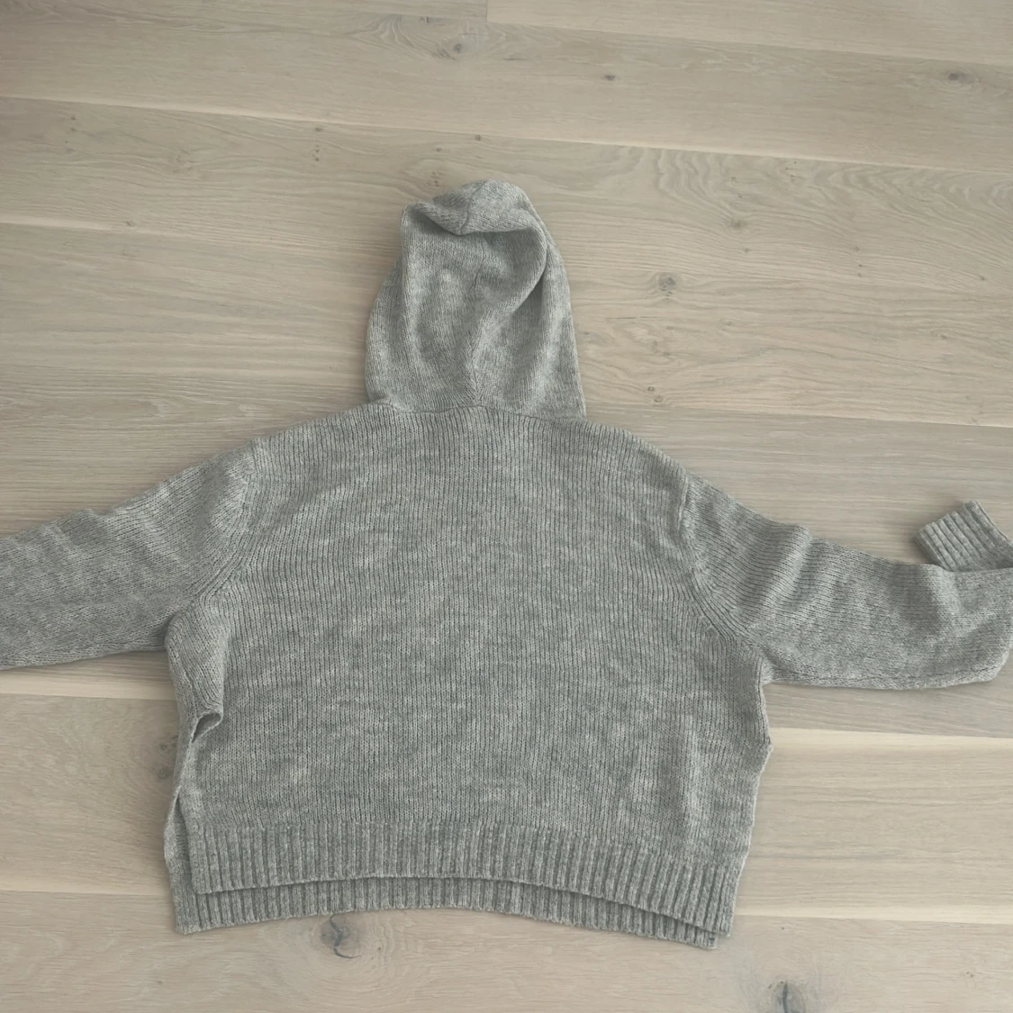 Stickad huvtröja - 90