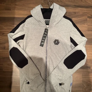 Phillip Plein Zip-Up Hoodie - En Phillip Plein Zip Up i storlek L. Otroligt varm och snygg samtidigt som den är i utmärkt skick. Vid fler frågor är det bara att kontakta mig!