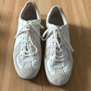 Vita Gats  - Vita German Army Trainers köpta på Sea Bees i Kyoto. Varsamt använda, väldigt clean.