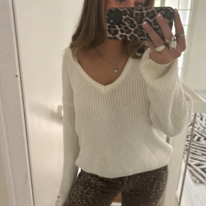 vit stickad tröja - en vit stickad tröja i storlek S från nakd