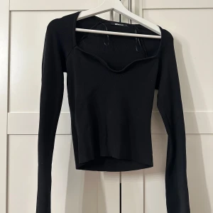 Svart tröja - En svart tröja från Gina, man kan justera vid bröstet då det är en metall sak så man väljer själv hur formen ska vara där. Passar även en person med S, har aldrig använt denna utan den har bara legat i garderoben💗💓