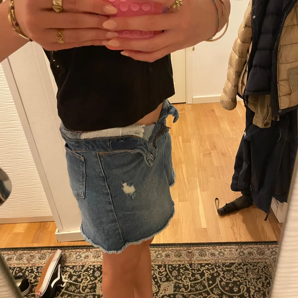 Säljer denna gulliga jeanskjolen från zara kids. Storlek 13-14 år 164cm. Bra skick. Skriv för fler bilder eller frågor.🩷🩷. Kjolar.