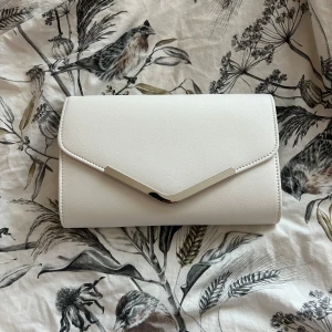 Kuvertväska  - Vit kuvertväska använd 1 gång. Nyskick och band medföljer💗💗