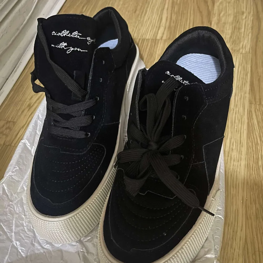 Svarta sneakers aldrig använda då dem inte passade Pris går att diskuteras bara hör av dig. Kengät.