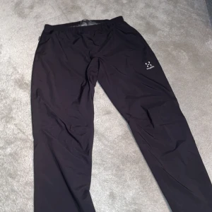 Ett par haglöfs byxor riktigt fina  - Här är ett par haglöfs byxor som mest har legat jättebra skick 10/10👍🏽